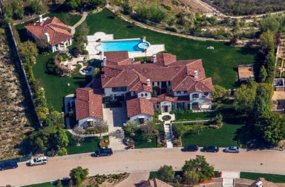 Khloe Kardashian Net Worth house LA Home Khloe Kardashian Home
